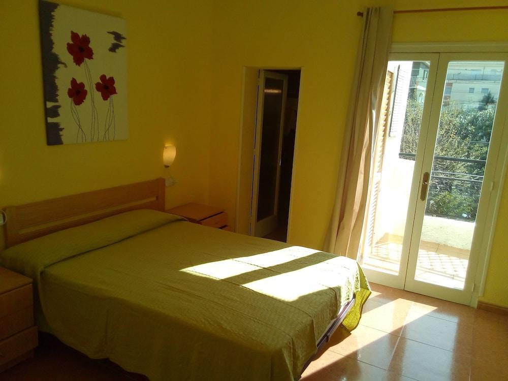 Hostal Lleida Calafell Exterior foto
