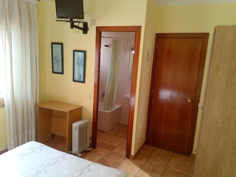 Hostal Lleida Calafell Exterior foto